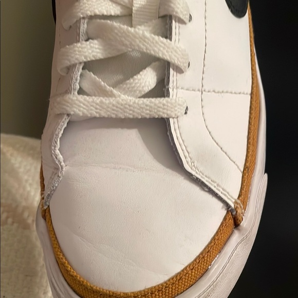 Nike legacy court Youth size 7 fits women size 8-8.5 - Picture 5 of 10